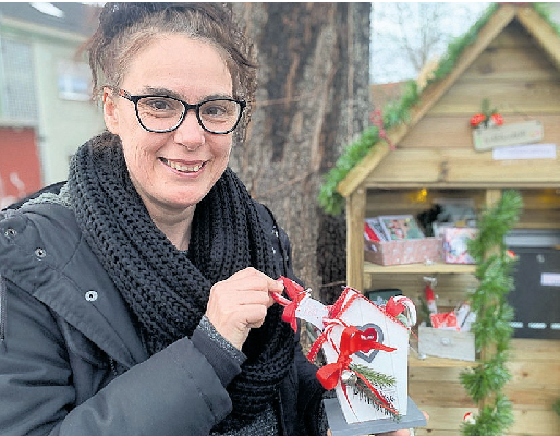 Katja Oettel vor ihrem Selbstbedienungsschrank an der Allensteiner Straße in Huckarde. FOTO MAURICE PRIOR