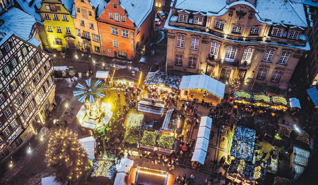 Blick von oben auf den Schwäbisch Haller Weihnachtsmarkt mit seiner einmaligen Kulisse. Foto: Nico Kurth/Stadt Schwäbisch Hall