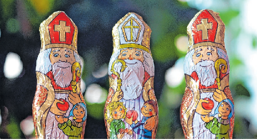 Weihnachtsmann oder Nikolaus? Die beliebten Schokoladenfiguren sind gut voneinander zu unterscheiden. Denn nur der Nikolaus traegt traditionsgemaess eine Mitra, die Bischofsmuetze mit Kreuz, auf dem Kopf.