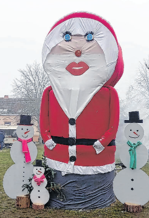 Weithin sichtbar weist der Strohweihnachtsmann auf den Fotos (3): Heimatverein Semlin Weihnachtsmarkt hin.