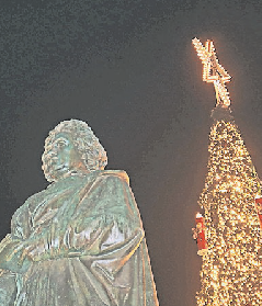 Die Beethoven-Statue und ein leuchtender Tannenbaum.