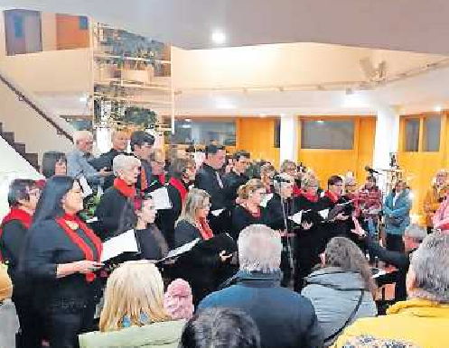 Der Chor des MGV Frohsinn sang zum Auftakt des Weihnachtsmarktes am ersten Adventswochenende. FOTO: GEMEINDE/GRATIS