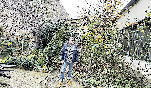 Durch diesen idyllischen Garten geht es in die Galerieräume im Hintergrund.