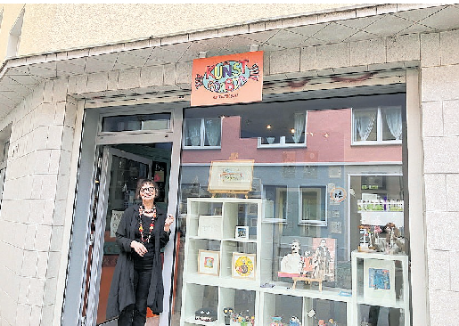 Im „Kunstbonbon“ von Karin Schmidt findet jeder ein Geschenk für Kunstfreunde. FOTO GASS