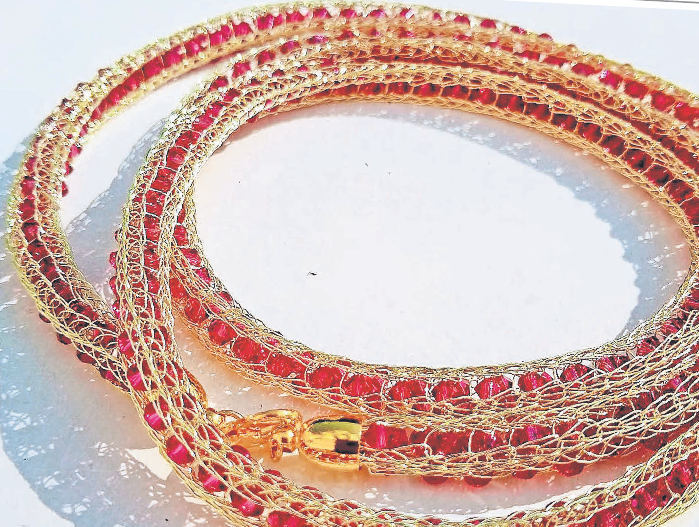 Ein Kunstwerk von Bärbel Schlüter-Sabbah: Vergoldeter Draht gestrickt mit eingearbeiteten Perlen.