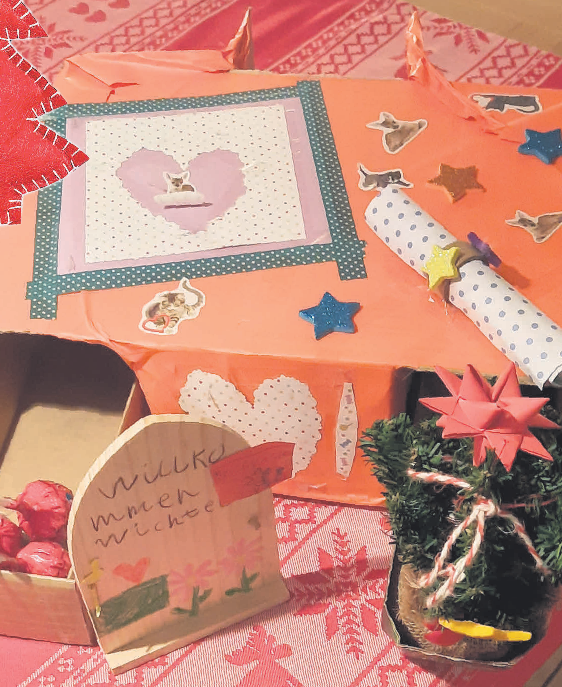 Eine Einsendung von Vera Treuner: Nele (9 Jahre) hat dieses Regal liebevoll in Eigenregie gebastelt, damit der Weihnachtswichtel sich von seiner Arbeit zwischendurch erholen kann. Er bekommt regelmäßig Süßigkeiten und kleine Briefe.