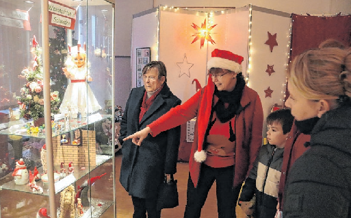 Annett Steffens-Pritzkuleit mit Gästen an der Schweden Vitrine mit der Luciabraut   Fotos: Thomas Berger 