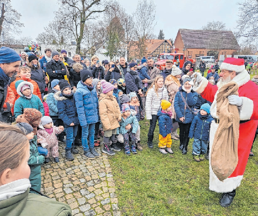 Weihnachtsmarkt in Groß Schönebeck: Der Eichhorster Henry Pepinski spielte in vertrauter Art und Weise den Weihnachtsmann in der Schorfheide und hielt am Samstag vor einer Woche auch für die kleinen Besucher im Schlosspark Geschenke Fotos (2): Ulf Kämpfe bereit.