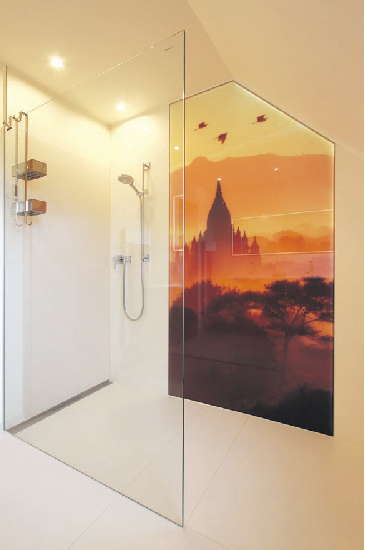 Warme Farben und warmweißes Licht sorgen für eine behagliche Atmosphäre im Badezimmer.
