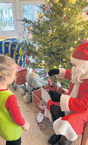 Und auch der Weihnachtsmann kam in die Kita und hat für die Kinder etwas aus seinem Sack gezaubert.