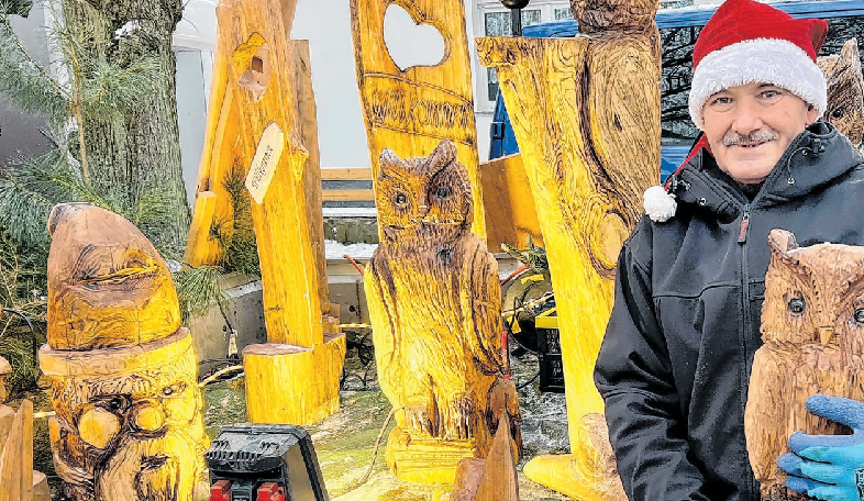 Der Rauener-Holzkünstler Oliver Albustin präsentierte auf dem Weihnachtsmarkt stolz seine Holzskulpturen, die er aus einheimischen Eichen herausgearbeitet hat.