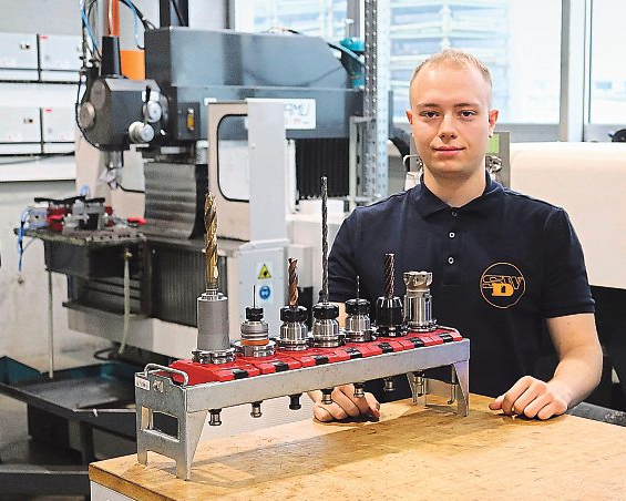 Lehrling Maximilian Höss (I., zusammen mit Ausbildungsleiter Manuel Nocker) zeigt uns bei einem Besuch die vielseitigen Tätigkeitsfelder seines Lehrberufes.