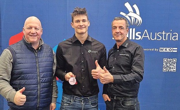 Bronzemedaillengewinner Jakob Rendl (Mitte) mit Jenbacher Standortleiter Martin Mühlbacher (I.) und Andreas Kirchmair (r.).