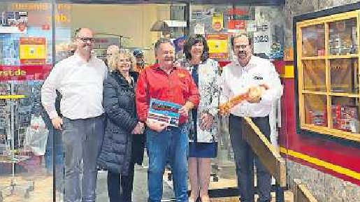 Bei der offizellen Übergabe (v.r): Sven Heine, Oberbürgermeisterin Jutta Steinruck, Bernhard Werst, Ortsvorsteherin Sylvia Weiler und Markus Andrae. FOTO:CLAUDIA MATHEIS