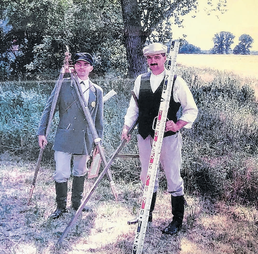 Anlässlich eines Dorffestes im Oderbruch schlüpften Mitarbeiter des Weidner-Teams in historische Kleidung der Vermesser von damals. Foto: privat