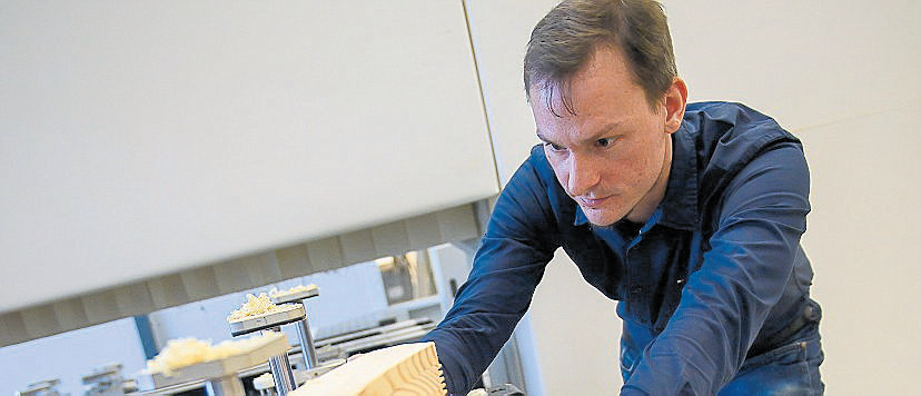 Als Produktionsleiter im Fensterbau stellt Tischlermeister Mathias Schulz sicher, dass alle Produkte den Qualitätsansprüchen des Unternehmens genügen. FOTO KLAUS-DIETMAR GABBERT/DPA