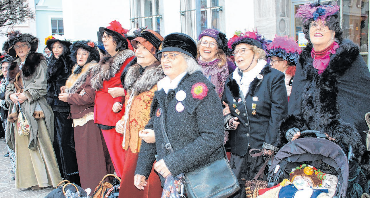 Am „Auseliga“ haben auch in Hechingen die Frauen das Sagen. Im Rathaus übernehmen sie das Regiment. In den Wirtschaften und ganz neu im Narrendorf geht es munter weiter.