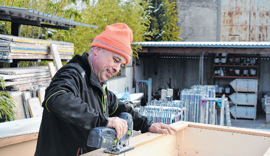 Philipp Ballhorn, Vorstand der Faschingsgesellschaft Prunklosia, packte beim Bau des Elferratswagens auch selbst mit an. Foto: Ute Niephaus