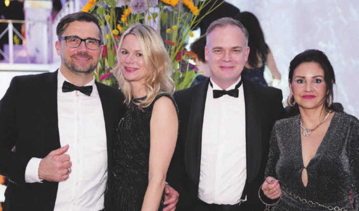 Die Geschäftsführer von Engel & Völkers Commercial, Christian Palis und Steffen Schroth mit ihren Ehefrauen Inka und Josselin