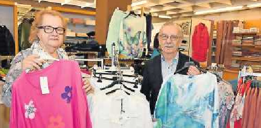 Heidemarie und Karl-Heinz Fuchs bietet in ihrem Modehaus eine große Auswahl. FOTO: ANDREA CLEMENS
