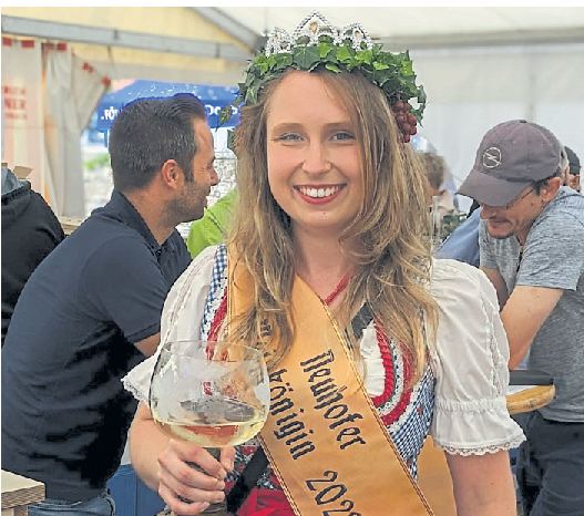 Repräsentantin des Neuhofer Weinfests: Weinkönigin Susi Hartung Foto: Hartung