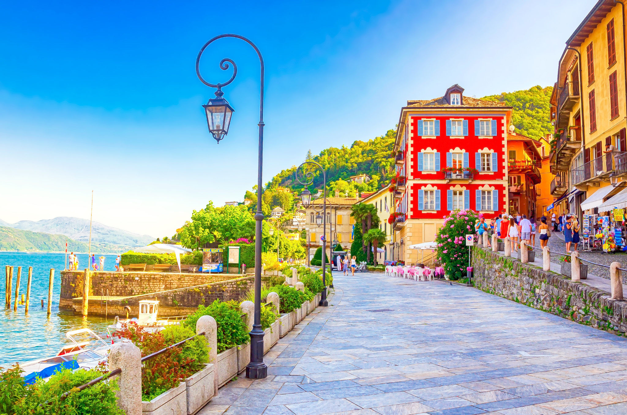 Promenade am Cannobio, Lago Maggiore, Italien. © ADOBE STOCK