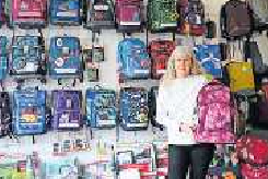 Inhaberin Inge Engel präsentiert das Schulranzen-Sortiment. Auf Reise- und Sporttaschen sowie Plissees gibt es derzeit Rabatte. FOTO: MMÖ