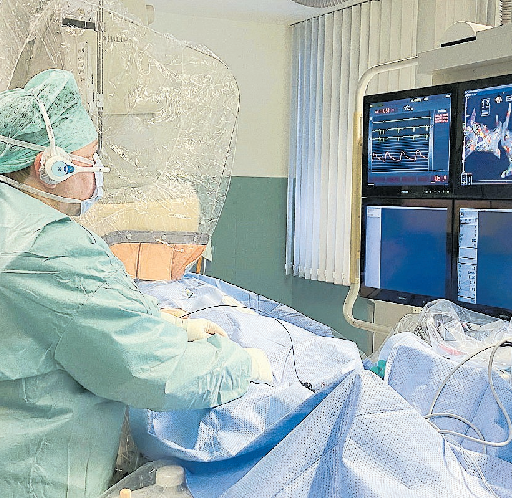 Dr. Bornstein im Katheterlabor bei einer Katheteruntersuchung mit 3D-Mapping