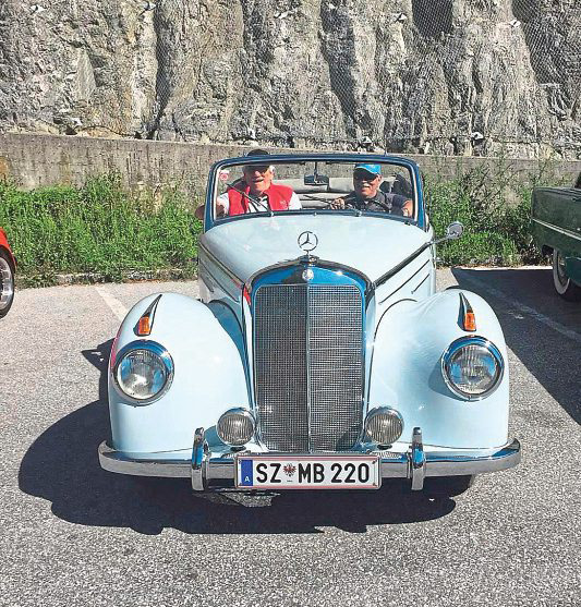Die Oldtimerfreunde Zillertal besitzen eine bunte Flotte an historischen Auto-Klassikern. Ein echter Hingucker: der hellblaue Mercedes-Benz, Baujahr 1952 von Hans Fleidl.