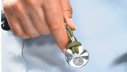 Alltagsbegleiter, die an geliebte Verstorbene erinnern: Auf Schlüsselanhängern kann ein Fingerabdruck per Laser aufgetragen werden. Foto: djd/www.nanogermany.de