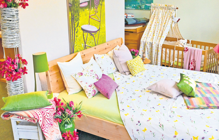 Betten in verschiedenen Variationen, aber auch komplette Schlafzimmereinrichtungen aus Naturholz, gehören zum umfangreichen Angebot.