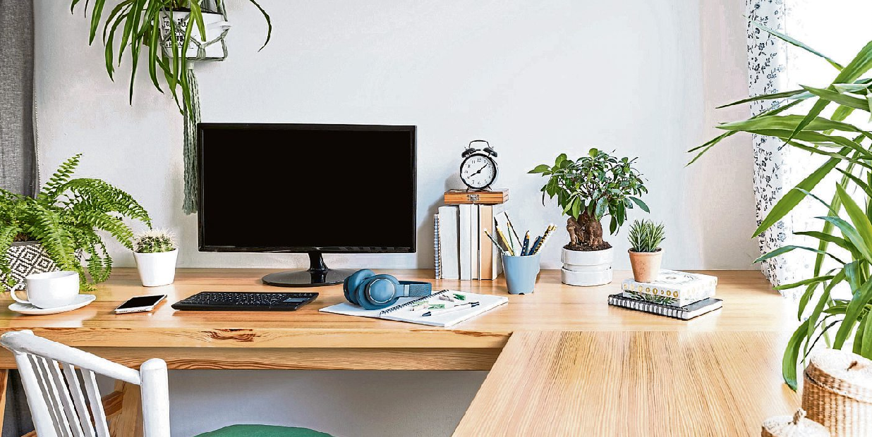 Ein Schreibtisch kann über erweiterbare Tischplatten an wachsende Herausforderungen des Lernalltags angepasst werden. Foto: photosbysabkapl - stock.adobe.com