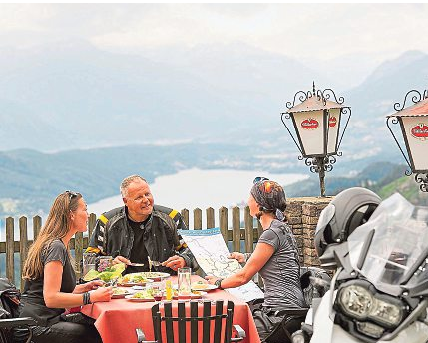 Nach einer Motorradtour lässt es sich am Millstätter See bei heimischer Kulinarik gut rasten. Foto: Franz GerdI/ARGE Motorradland Kärnten
