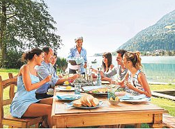 Kulinarik am Ossiacher See - Genuss mit Blick auf das Stift Ossiach. Foto: Edward Groeger/Kaernten Werbung