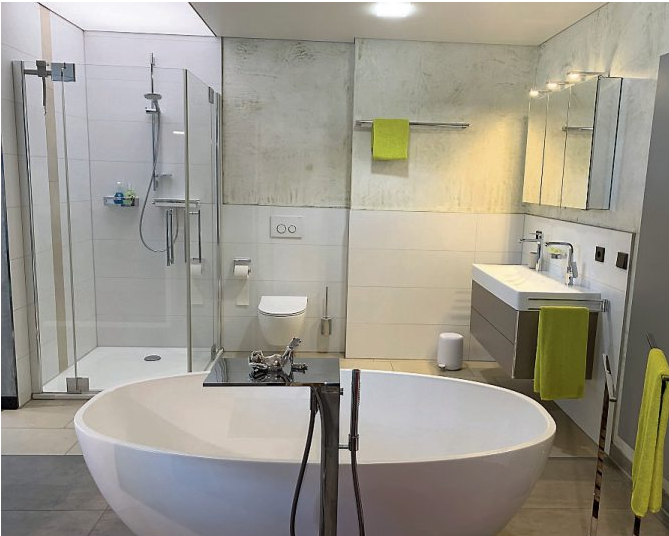 Ein modernes Bad in der Badausstellung. Auch für Balkonsanierung und Garagendächer ist die Firma Schnitzer ein zuverlässiger Ansprechpartner. Bild oben: Vor und nach einer Wohnraumsanierung.