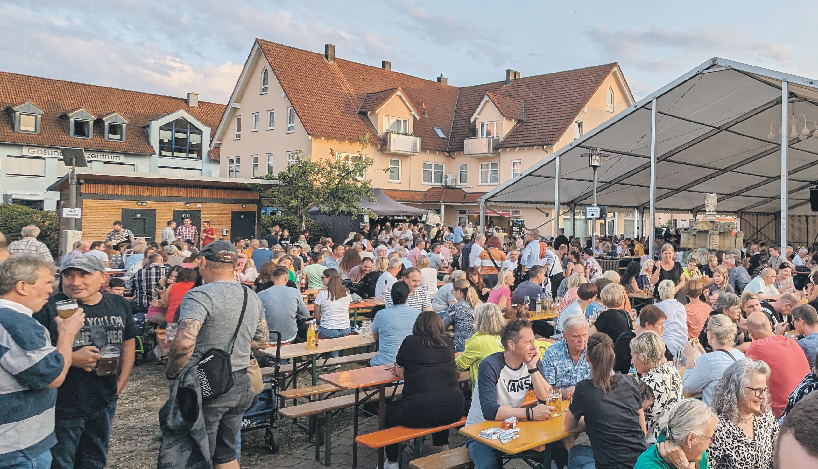 Feierliche Stimmung: Beim Rathausfest in Hirschaid kommen Bewohner und Besucher zusammen.