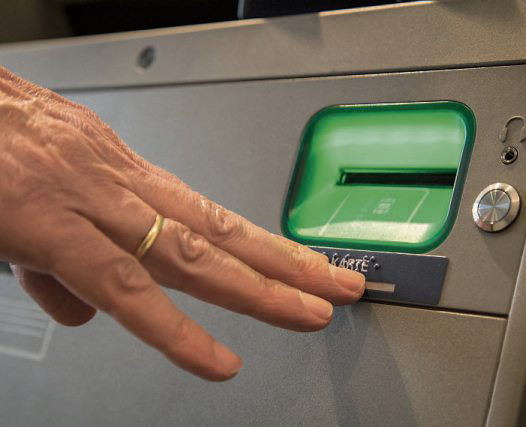 Blindenschrift am Geldautomat. Foto: Christin Klose/dpa-tmn/dpa