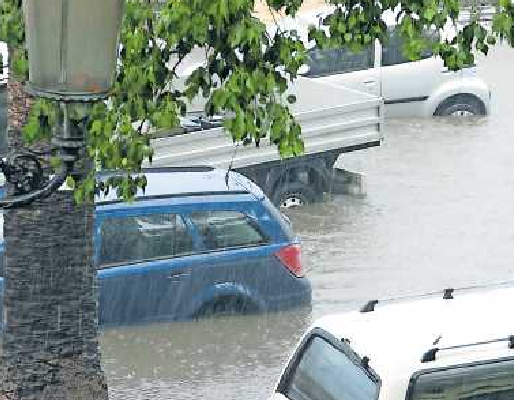 Wer in Überflutungsgebieten mit dem Auto unterwegs ist, sollte seine Wege mit Bedacht wählen. FOTO: WIKIIMAGES/PIXABAY.COM/MID/AK-OF