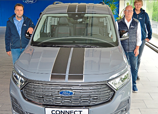 Gerhard Kastner (li.) und Patrick Pfeil (re. n. Walter Eichinger) präsentieren den Ford Tourneo Connect. - Foto: POMOT