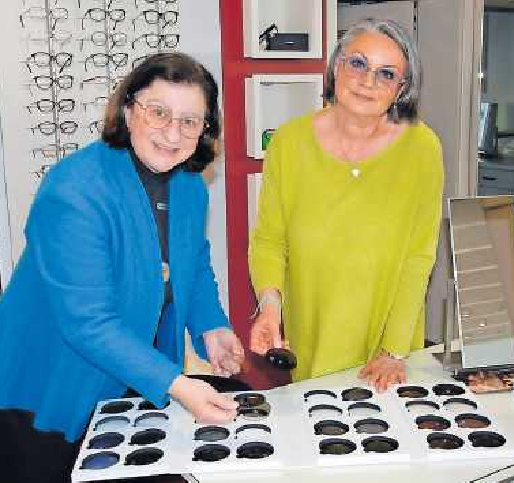 Jutta Neumann (rechts) mit ihrer Mitarbeiterin Elisabeth Sesters mit Sonnenbrillengläsern, die mehfarbig verlaufen. FOTO: ULRIKE NEUMANN