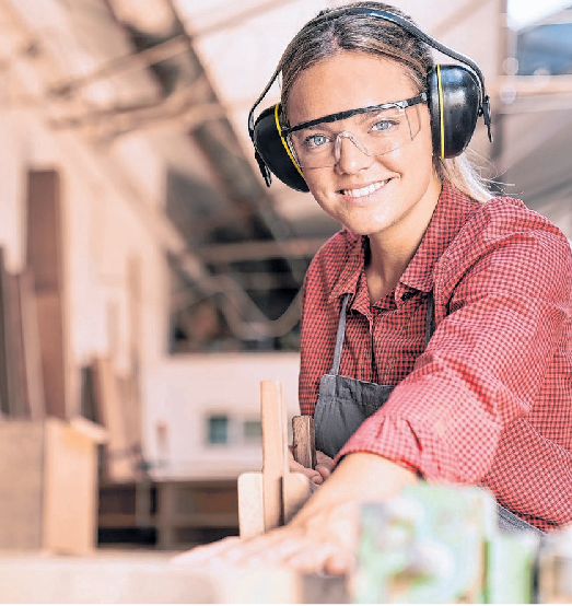 Die Begeisterung für den Werkstoff Holz hat nicht nachgelassen. Foto: Robert Kneschke/adobe.stock.com