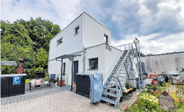 In diesem frei stehenden, modularen Anbau befindet sich unten eine Seniorenwohnung und oben eine Gästewohnung mit separatem Eingang. Foto: djd/Smart House