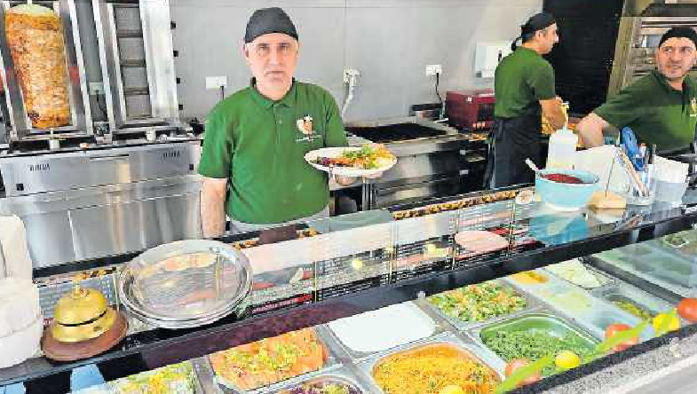 Ahmet Aksahin bietet nicht nur Döner. FOTO: BENNDORF