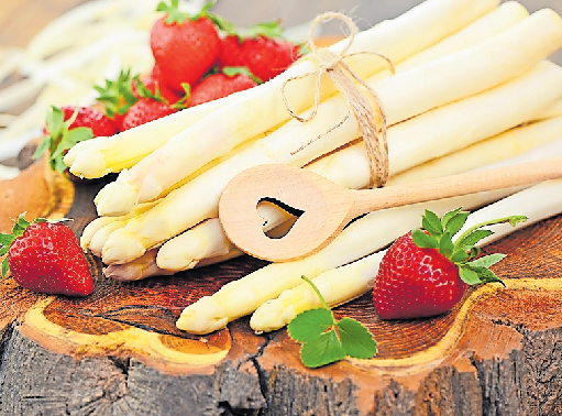 Für Spargel und Erdbeeren ist in diesen Wochen Saison. FOTO: PRINTEMPS/STOCK. ADOBE.COM