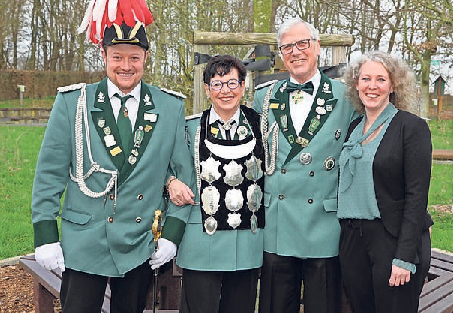 Schützenkönigin Anita Tholen repräsentiert die St. Hubertus-Schützen zusammen mit ihrem Ehemann Willi. An ihrer Seite steht das Begleitpaar Pascal Tellers und Claudia Thelen.  FOTO: SCHÜTZEN