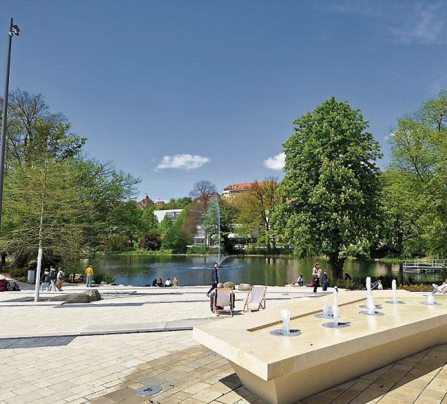Vor gut einer Woche wurde in Tübingen die Seeterrasse mit Wasserspiel und See-Fontäne im neugestalteten Anlagenpark eingeweiht. Die Firma Heim hat die Gestaltung der Grünund Außenlage perfekt umgesetztinklusive der Entschlammung und Verkleinerung des Sees.