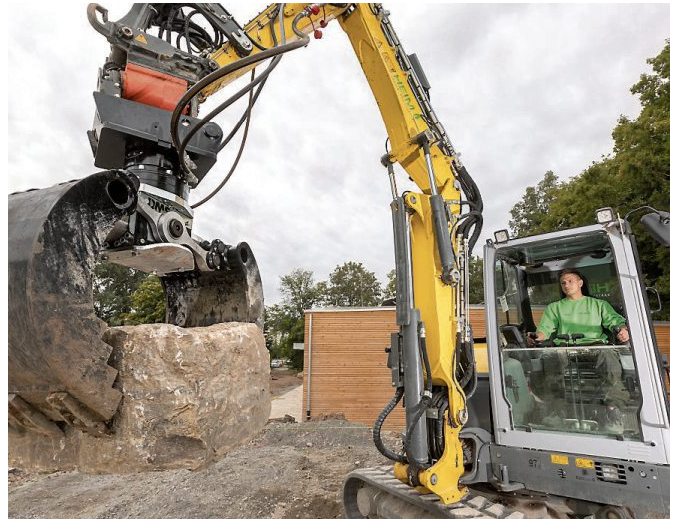 Erd- und Baggerarbeiten aller Art führen die Mitarbeiter dank des großen Fuhrparks sowie der Spezialmaschinen und -werkzeuge professionell und fachgerecht aus.