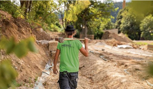 Kernkompetenz der Firma Heim ist der Bau und die Gestaltung von Landschaftsflächen und Außenanlagen im gewerblichen und kommunalen Bereich. Der Erd- und Wegebau gehören ebenso zum Leistungsspektrum des familiengeführten Unternehmens.