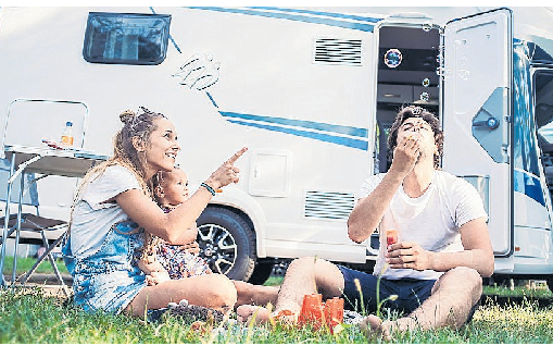 Familienzeit in der Natur genießen - ein Urlaub mit dem Wohnmobil bringt viele Vorteile mit sich.