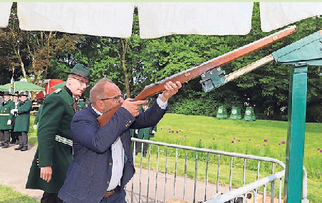 Der Würselener Bürgermeister Roger Nießen eröffnet das Schießen im Stadtgarten. FOTO: WOLFGANG SEVENICH